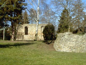Kirchenruine und Turmburg von Süden